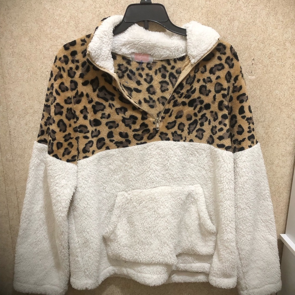 I’m selling this fluffy cheetah jacket